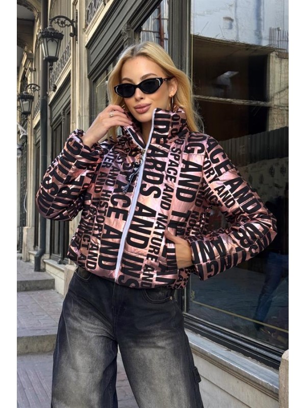 Rose Rengi Parlak Yazılı Dik Yaka Su Geçirmez Kısa Şişme Mont Rose