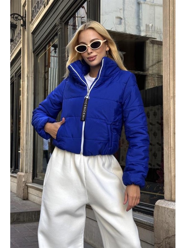 Saks Mavi Sırtı Taş Baskılı Dik Yaka Kısa Şişme Mont Saks Mavi